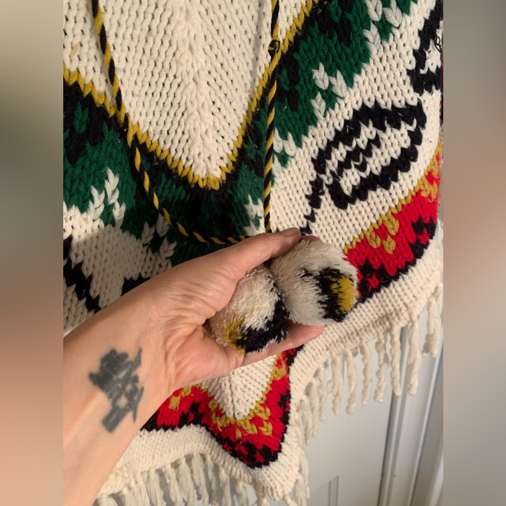 Vintage festival 70’s hand knit poncho with fluffy ball ties in front one size - Picture 3 of 7